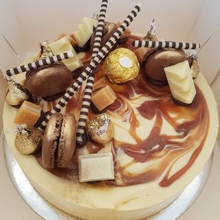 Caramel drizzle cheesecake