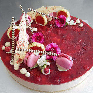 White chocolate raspberry cheesecake