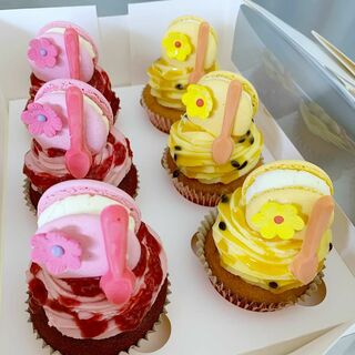 Passionfruit & raspberries cupcakes